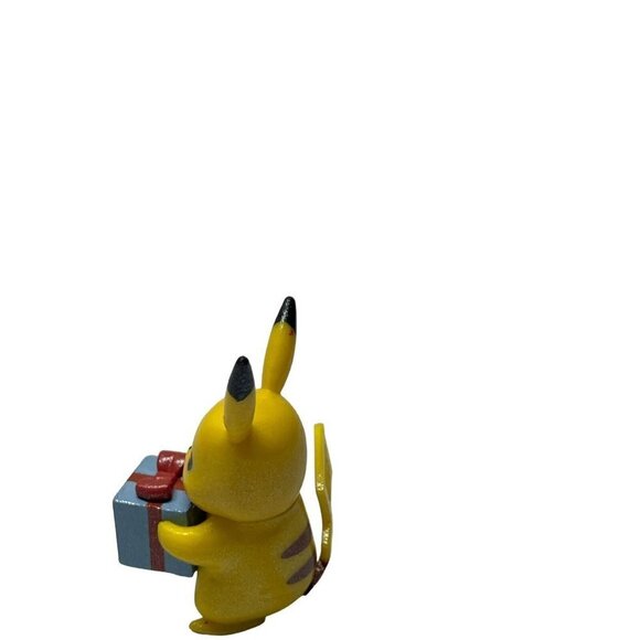 Pikachu Holding A Present Figure 2021 Jawares - Picture 4 of 7